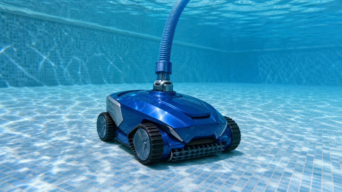 Zodiac MX8 opiniones — limpiando el fondo de una piscina con la manguera conectada al skimmer