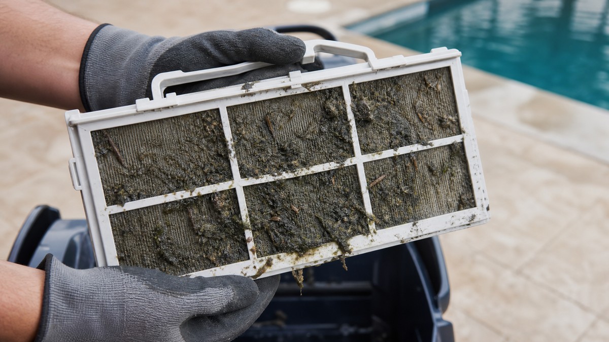 Cartucho ultrafino del robot limpiafondos completamente obstruido con suciedad y biofilm