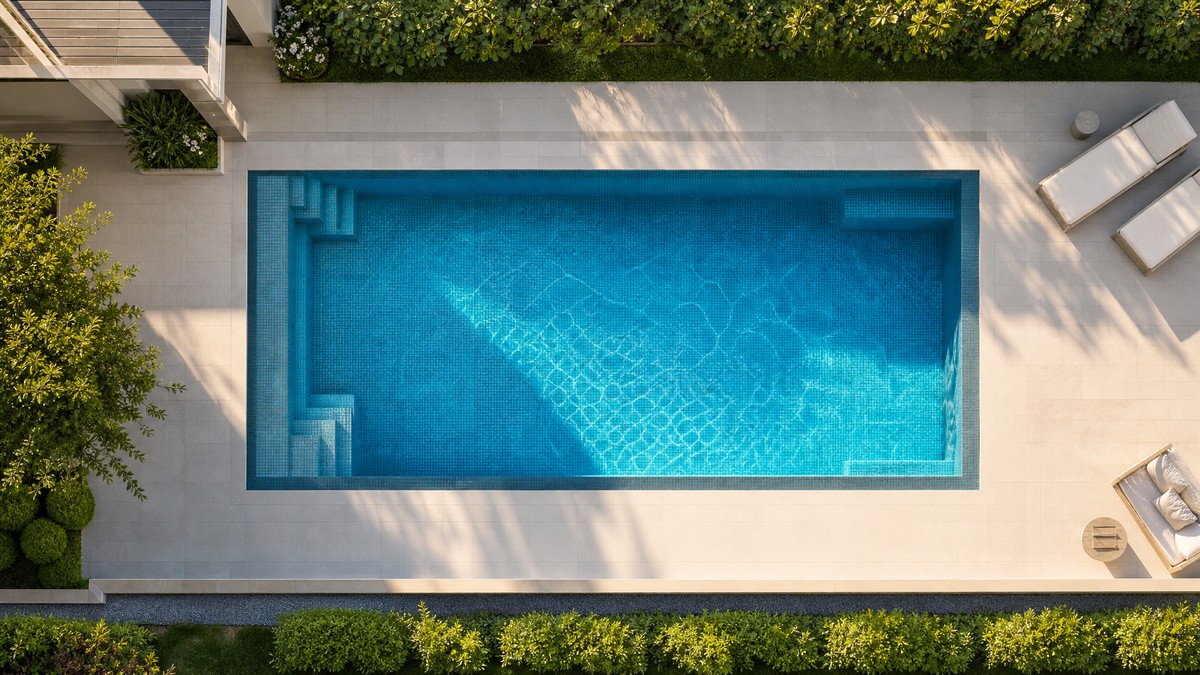 Piscina residencial completamente cristalina tras el protocolo de recuperación de agua verde