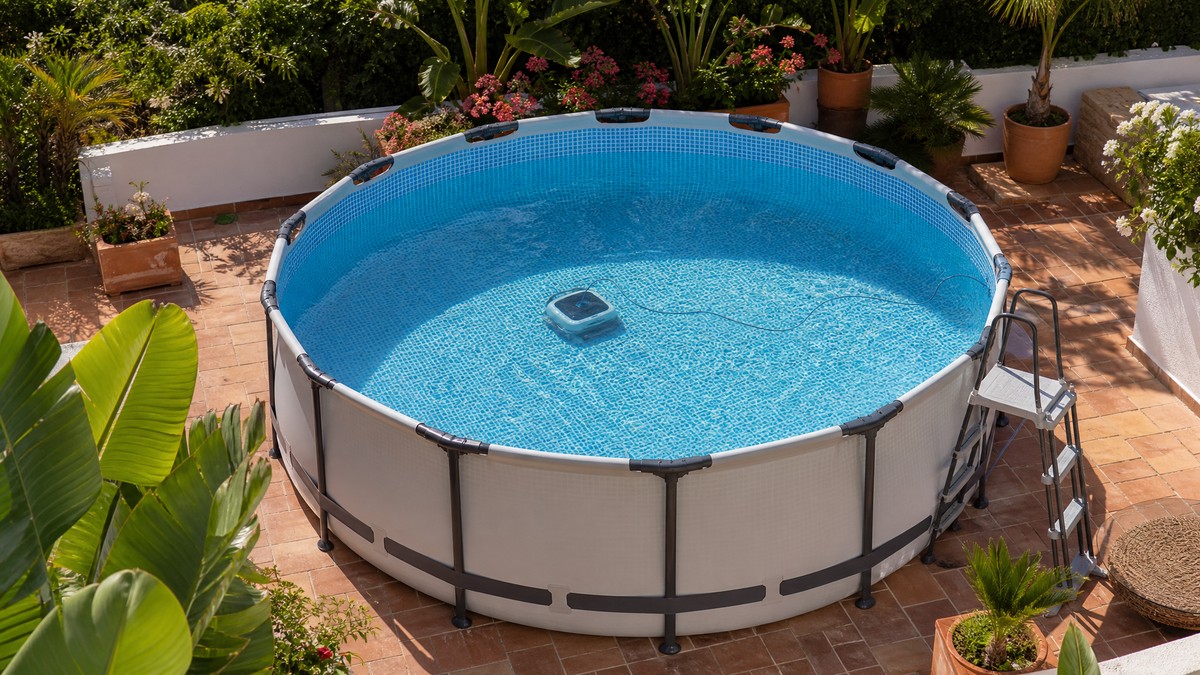 Robot limpiafondos para piscinas pequeñas, hinchables y desmontables: cuál elegir según m²
