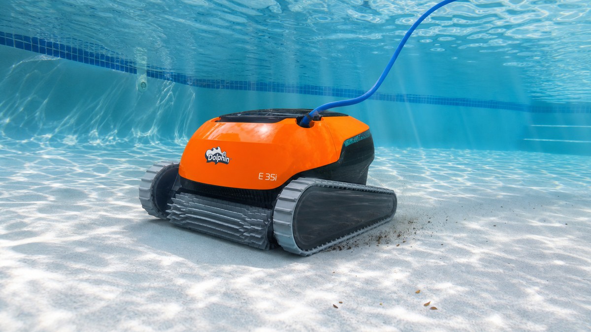 Dolphin E35i opiniones — análisis del modelo Dolphin con app MyDolphin Plus trabajando en una piscina residencial