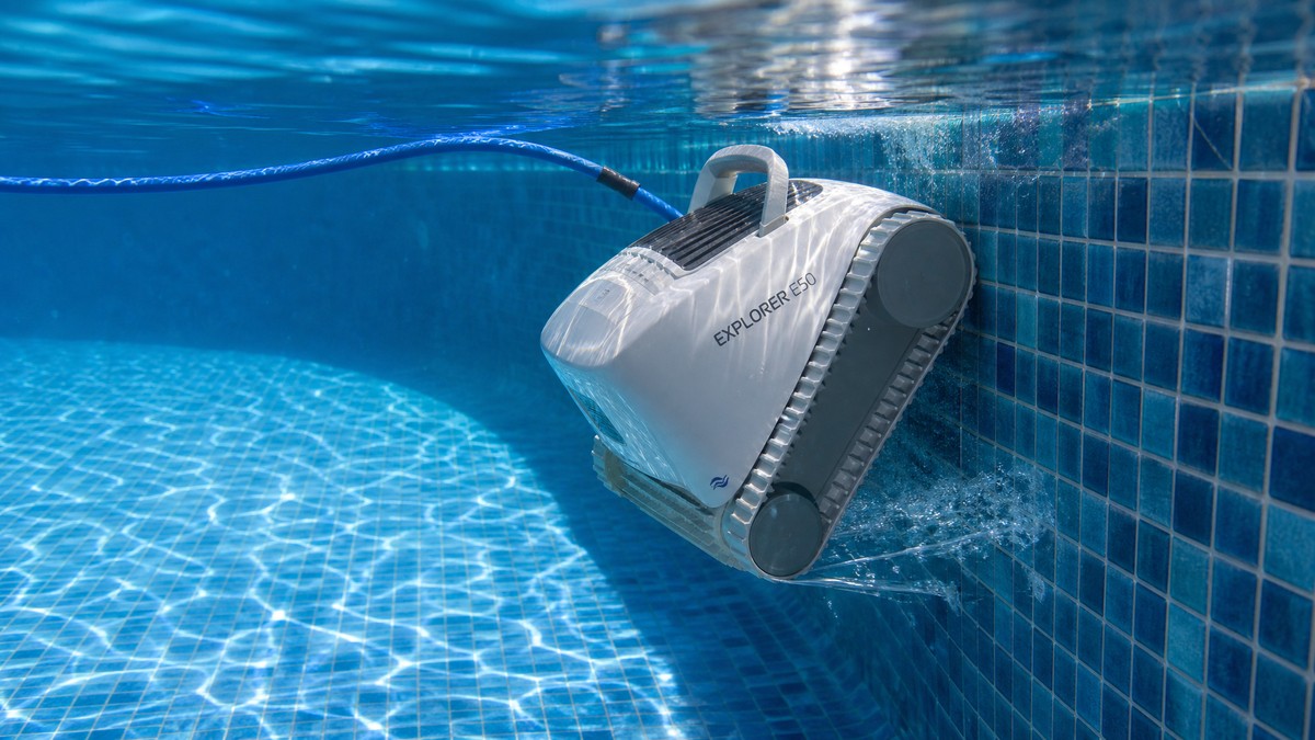 Dolphin Explorer E50 opiniones — el robot trabajando bajo el agua sobre gresite