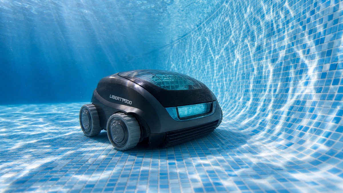 Dolphin Liberty 300 opiniones — robot inalámbrico limpiando el fondo de una piscina de gresite