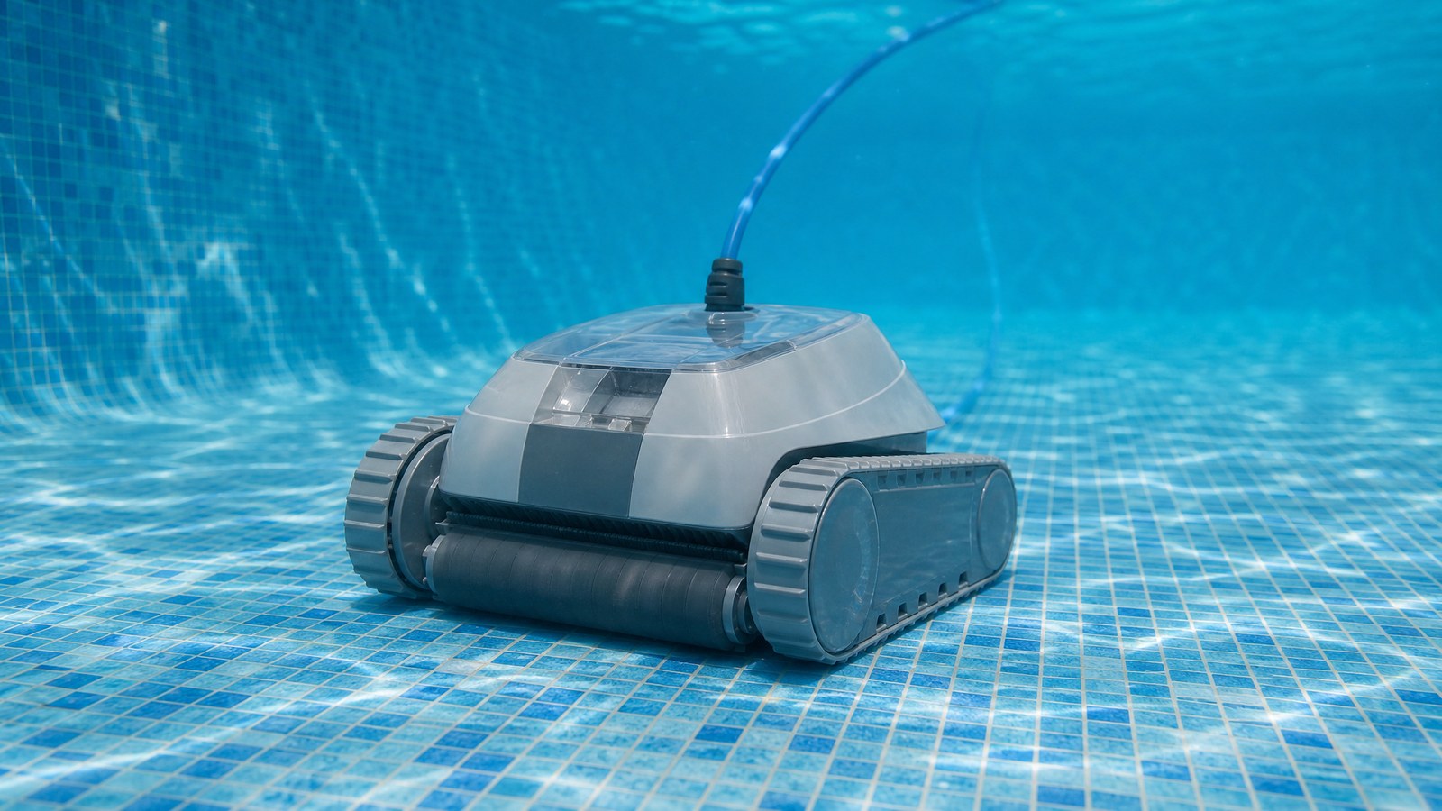 Dolphin Maytronics E10 opiniones — limpiafondos eléctrico trabajando sobre el fondo de una piscina pequeña