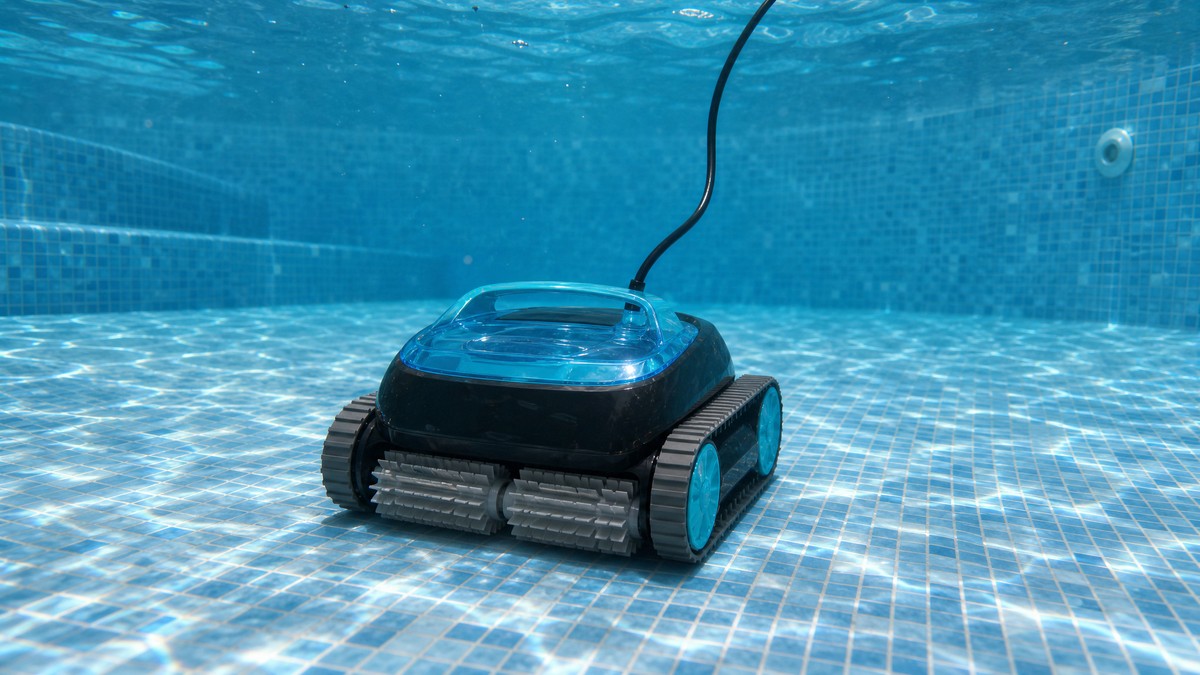 Dolphin Nautilus CC opiniones — limpiando el fondo de una piscina residencial