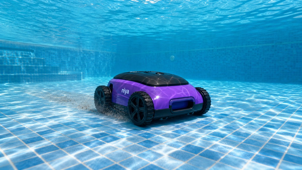 Dolphin Niya Sonar F2 opiniones — limpiando el fondo de una piscina de gresite