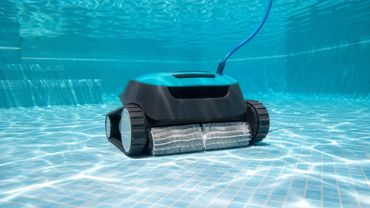 Dolphin Seamaster Plus opiniones — limpiando el fondo de una piscina de gresite