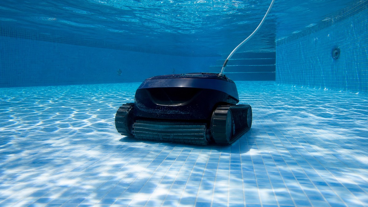 Dolphin E30 opiniones — limpiando el fondo de una piscina
