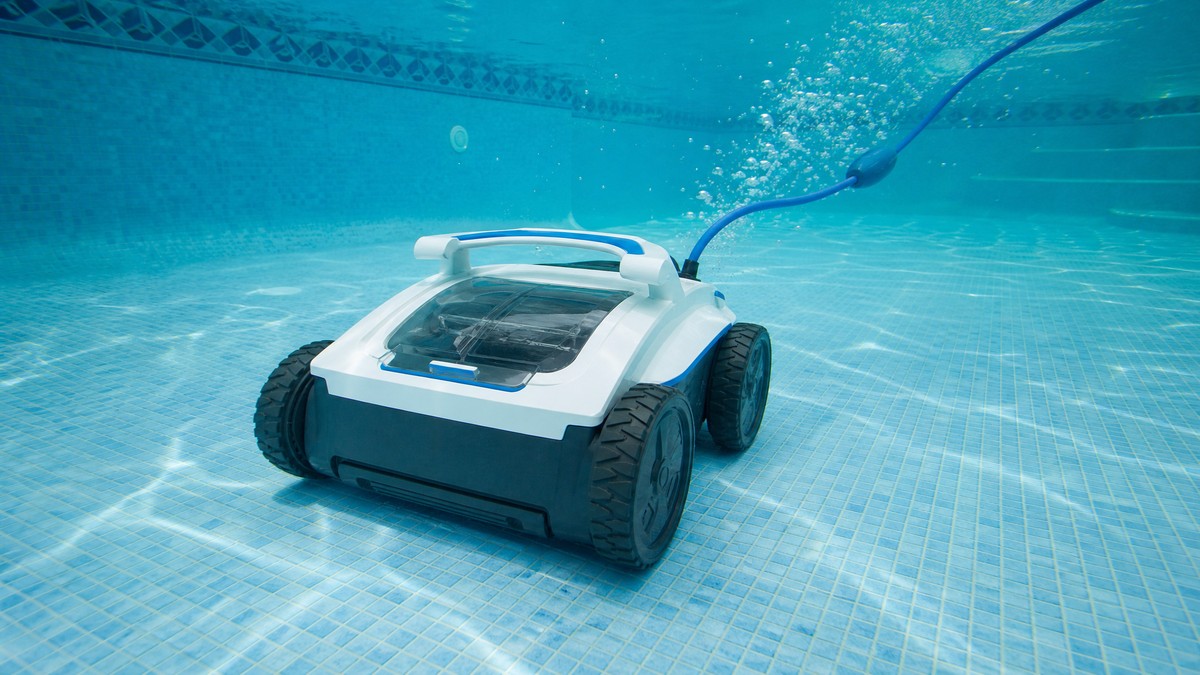Polaris 9650iQ Sport opiniones — limpiando el fondo de una piscina con cable swivel