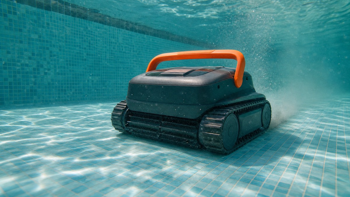 Pondee X5 opiniones — limpiando el fondo de una piscina con gresite azul