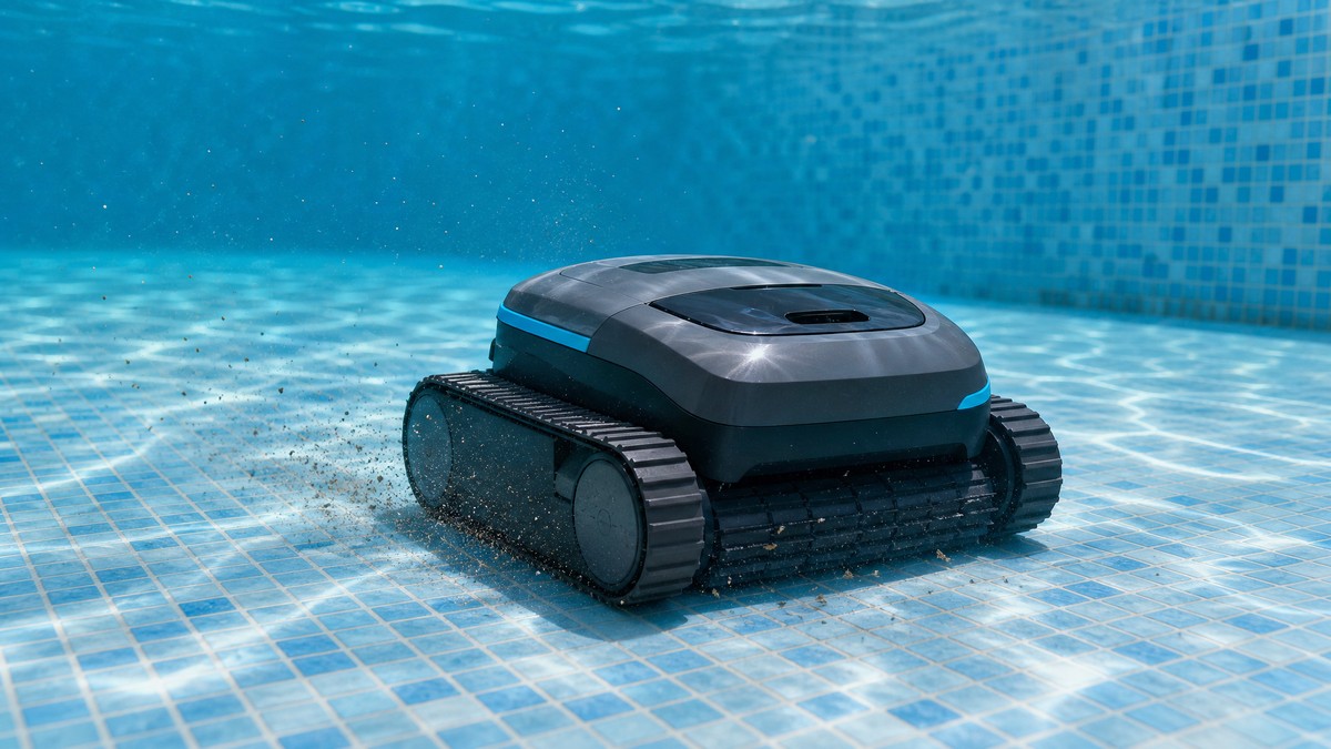 QP Spyder opiniones — limpiando el fondo de una piscina pequeña con suelo de gresite