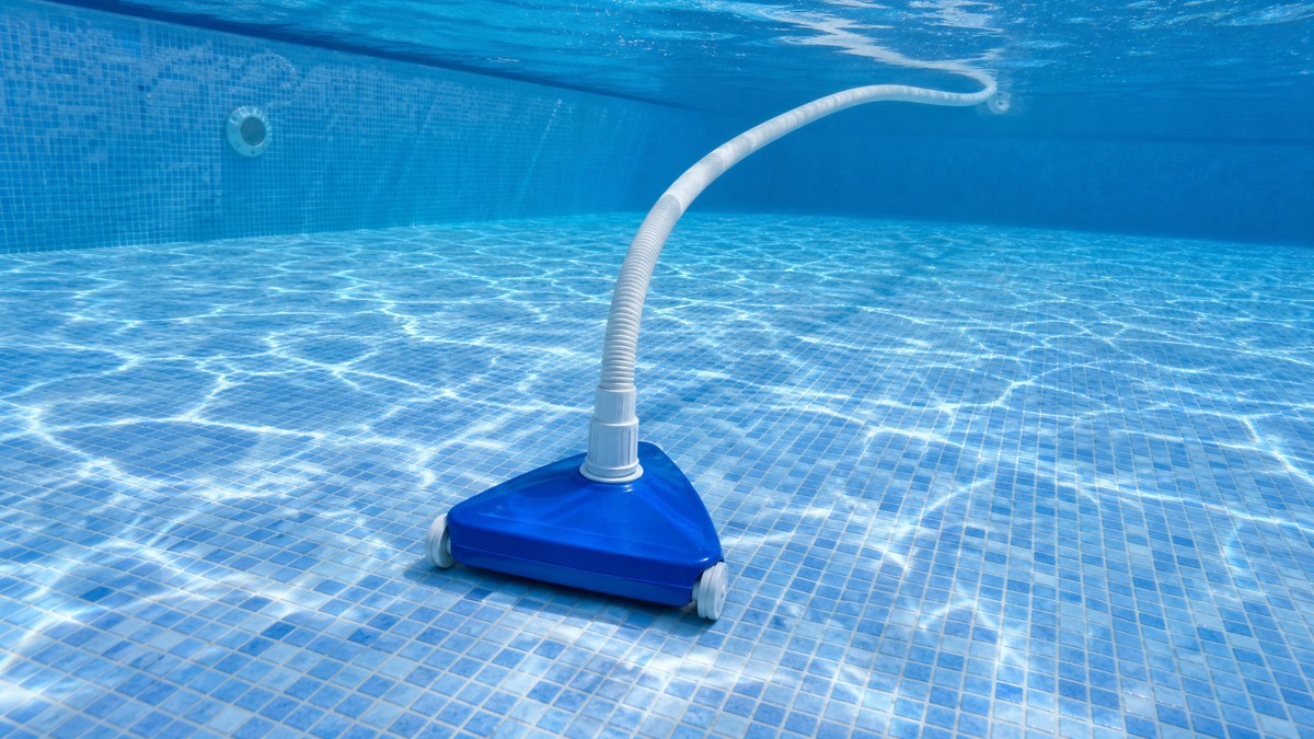 Wiltec Limpiafondos Automático 60 opiniones — limpiando el fondo de una piscina con manguera al skimmer