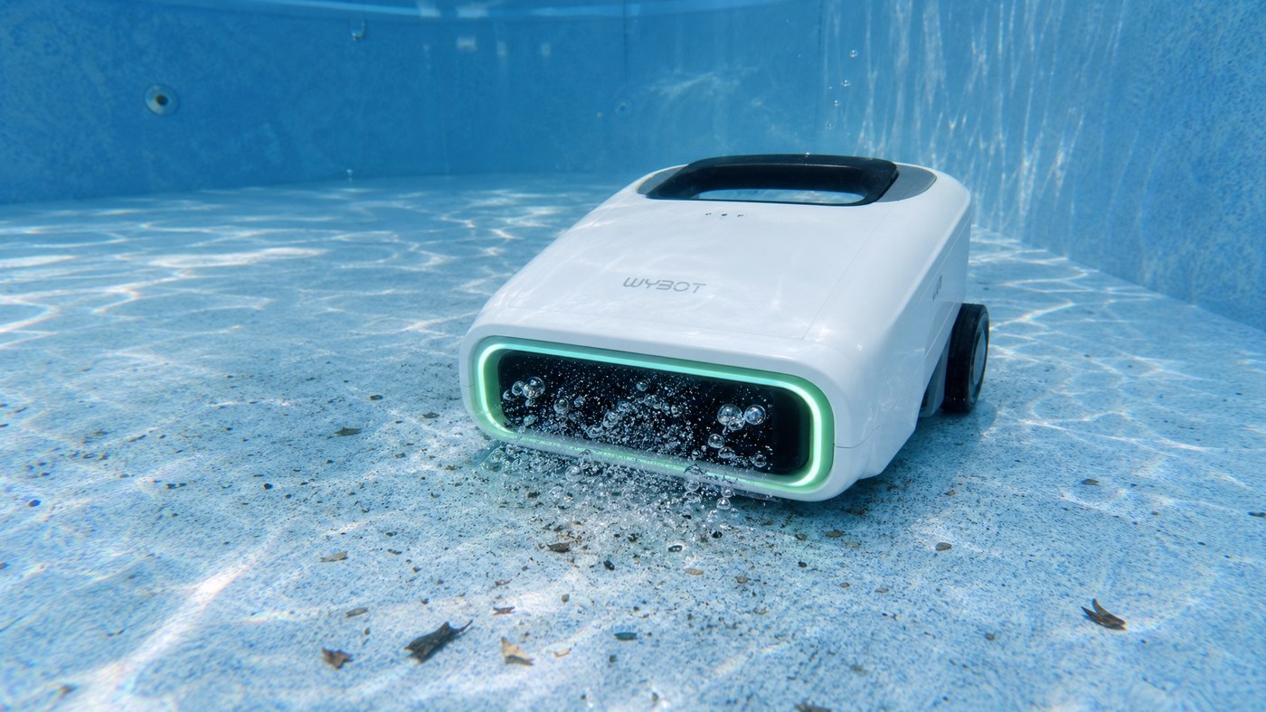 WYBOT A1 opiniones — limpiando el fondo de una piscina elevada