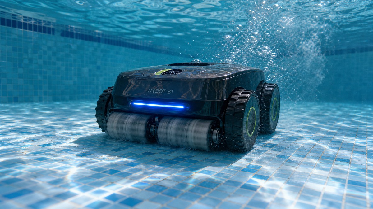 WYBOT B1 opiniones — limpiando el fondo de una piscina residencial