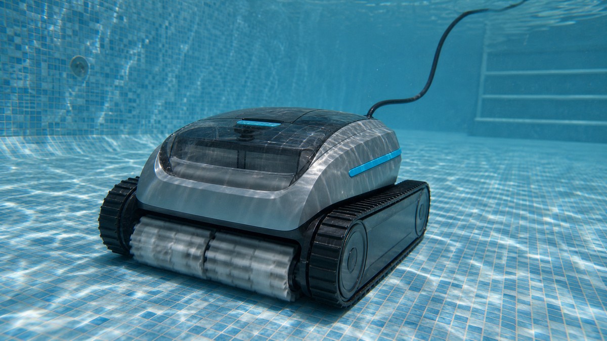 Zodiac CNX 30 iQ opiniones — limpiando el fondo de una piscina con gresite