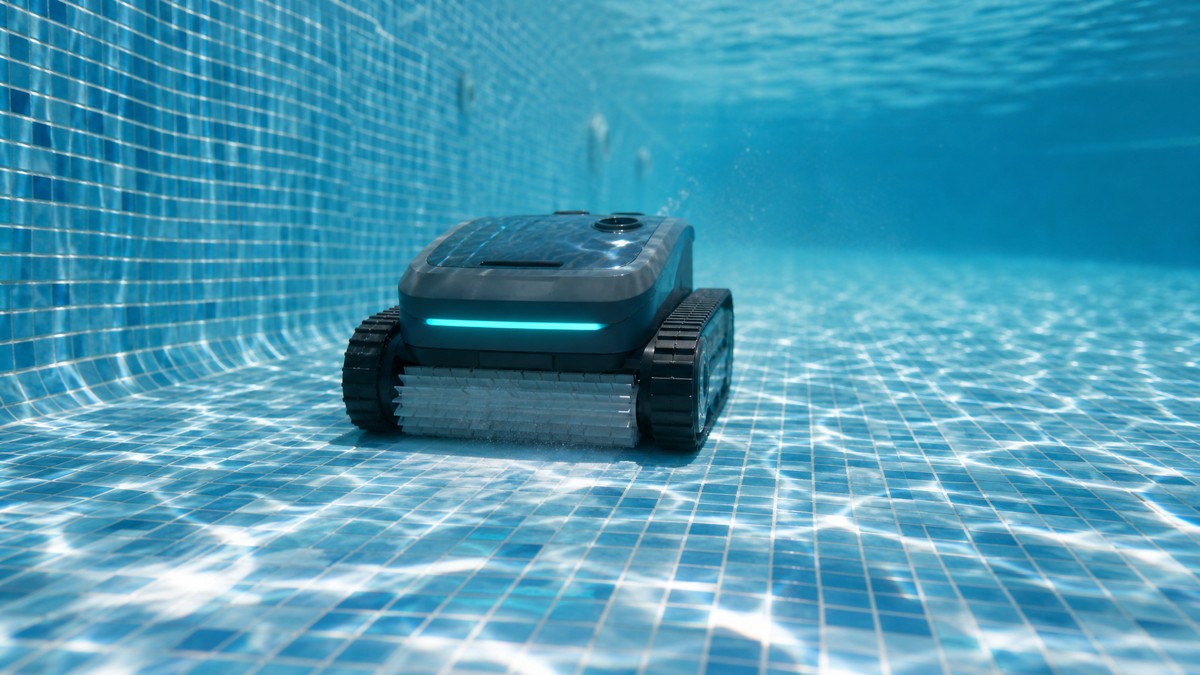Zodiac Freedom OF 42 iQ opiniones — limpiando el fondo de una piscina
