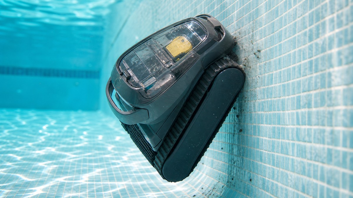 Zodiac Pixel OP 32 opiniones — limpiando el fondo de una piscina con gresite